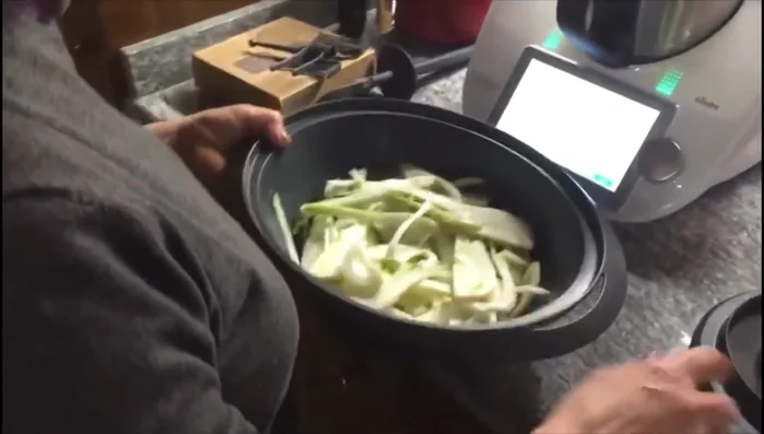 Posizionare il recipiente nel boccale del Bimby (o altro apparecchio). Aggiungere acqua/brodo vegetale nel boccale.