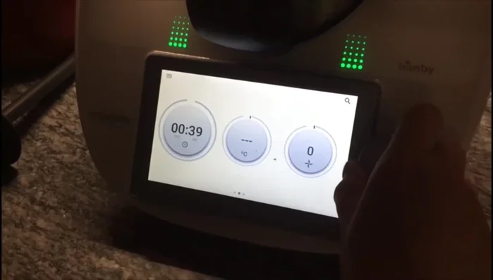 Impostare il Bimby per la cottura a vapore: 20 minuti, 100 gradi, velocità impostata (nel video velocità non specificata).