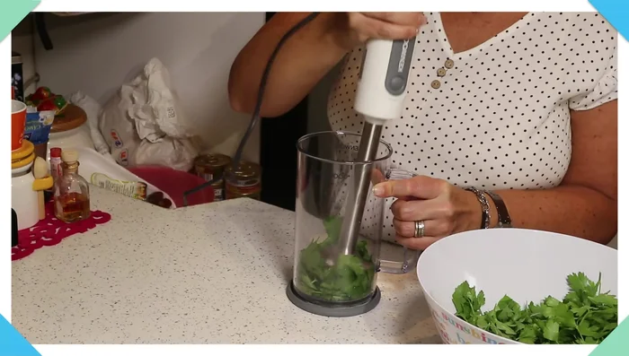 Frullare il prezzemolo con il minipimer, aggiungendo gradualmente capperi, acciughe, il bianco d'uovo e olio (95.04).