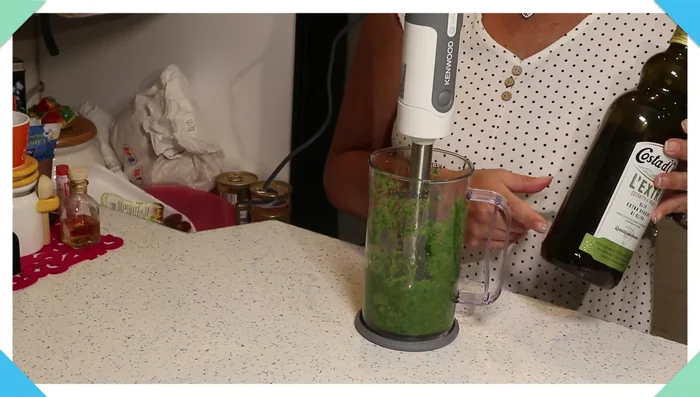 Se si desidera, aggiungere l'aglio precedentemente macerato nell'olio per un aroma delicato (199.04).
