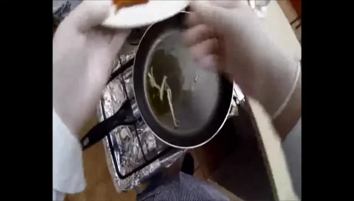 Per le orecchiette di grano arso su caponata di verdure: cuocere la pasta. In una padella, rosolare olio, cipolla, zucchine, peperoni, melanzane e pomodorini per circa 5 minuti. Aggiungere sale e pepe. Scolare la pasta a metà cottura e amalgamare in padella. Continuare la cottura per altri 5 minuti. Servire con olio extravergine di oliva.