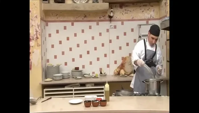 Per le foglie di ulivo con pomodorini, olive nere e stracciatella: sbollentare le foglie di ulivo. In una padella, aggiungere olio, cipolla e pomodorini tagliati a metà. Dopo due minuti, aggiungere le olive, sale e pepe. Continuare a cuocere per altri 5 minuti. Scolare la pasta e amalgamare il tutto in padella. Servire con stracciatella.
