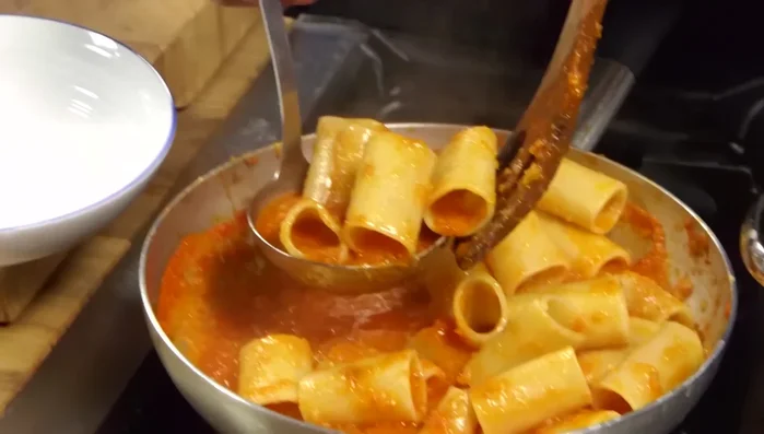 Servire i paccheri, guarnendo con parmigiano grattugiato e pepe nero a piacere.