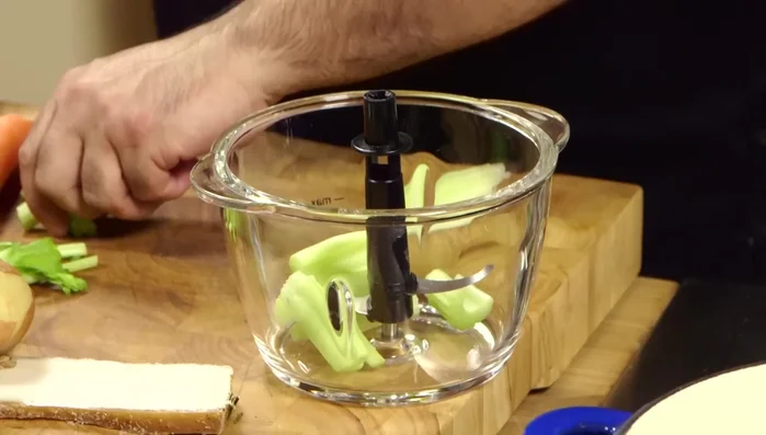 Preparare il battuto: tritare finemente sedano, carota e cipolla.