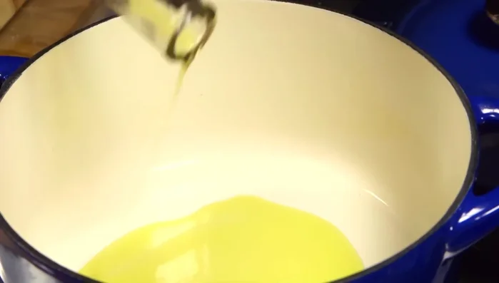 In una casseruola, aggiungere l'olio e il lardo. Rosolare il battuto a fuoco lento.