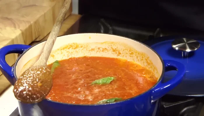 Cuocere il sugo a fuoco medio-basso per circa 40 minuti, semicoperto, fino a quando si sarà ristretto.