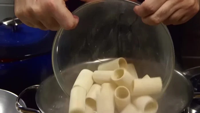 Cuocere i paccheri in abbondante acqua salata.