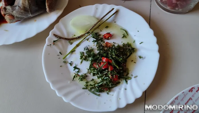 Aggiungere un filo d'olio al trito di spezie.