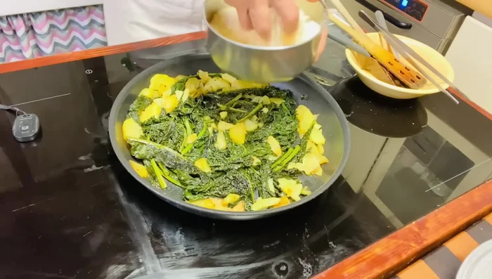 Aggiungi un pugno di parmigiano, un po' di lievito alimentare (opzionale) e la scorza grattugiata di un limone.