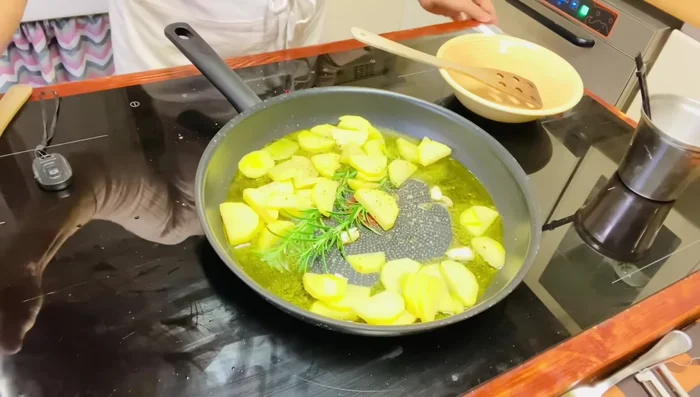 Quando le patate iniziano a friggere, aggiungi il cavolo nero abbondante, compresi i gambi e la parte centrale, precedentemente lavato e scolato.