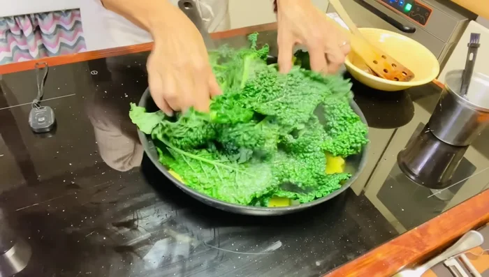 Cuoci a fuoco basso per 5 minuti, poi mescola.