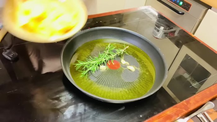Aggiungi le patate tagliate e fai rosolare.