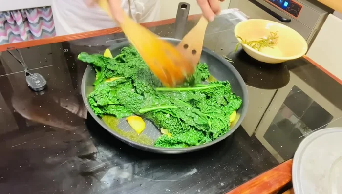Mescola e lascia cuocere fino a quando le patate sono completamente cotte e si rompono facilmente, e le foglie di cavolo nero sono tenerissime.