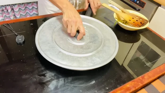 Cuoci a fuoco basso con coperchio per circa mezz'ora.