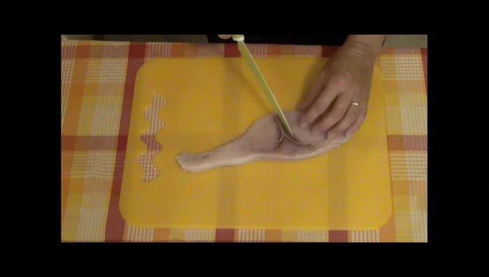 Pulite il pesce spada, eliminate la pelle e la parte scura. Tagliarlo a dadini, separando i più piccoli dai più grandi. I più piccoli serviranno per la decorazione finale.