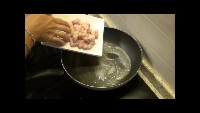In una padella, rosolare i dadini di pesce spada più grandi in un po' d'olio e burro a fuoco vivace per pochi minuti.