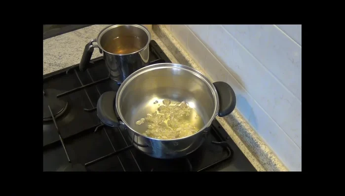 In una padella a parte, appassire dolcemente lo scalogno per un paio di minuti fino a renderlo quasi trasparente. Sfumare con il vino bianco e lasciare evaporare.