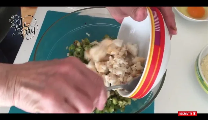 In una ciotola, mescolare le verdure tritate, il pane, il parmigiano reggiano e amalgamare con le mani.