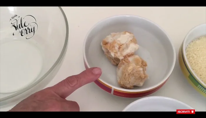 Mettere a mollo il pane nell'acqua e poi schiacciarlo. Tagliare lo scalogno, le patate a fettine sottili e lavare gli asparagi.