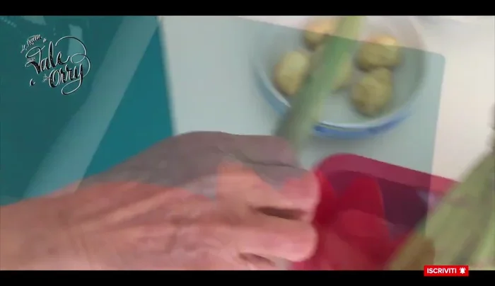 Tagliare gli asparagi e le patate a tocchetti. In una pentola, riscaldare 3 cucchiai di olio di oliva extravergine.