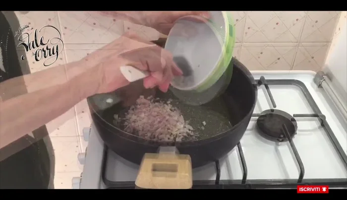 Aggiungere lo scalogno e farlo saltare per un paio di minuti fino a quando diventa trasparente.