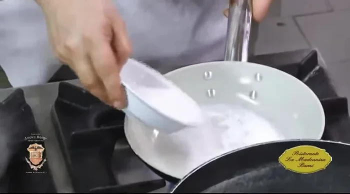 Preparare la salsa agrodolce: in un'altra padella, sciogliere lo zucchero con un po' d'acqua, facendolo caramellare leggermente.