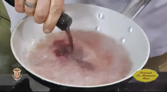 Aggiungere l'aceto e il vino rosso, mescolando delicatamente. Aggiungere le verdure e cuocere fino a quando la salsa si addensa. Se necessario, aggiungere altro brodo vegetale.