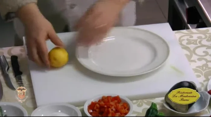 Preparare la marinata: su un piatto rotondo, mettere i limoni tagliati, sale e un filo d'olio. Marinare le fettine di manzo per 10 minuti (o di più, a seconda della cottura desiderata).