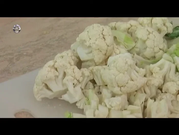 Nel frattempo, lessare gli spaghetti nella stessa acqua di cottura del cavolfiore.