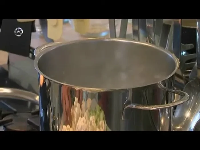 Lessare i gambi più duri del cavolfiore nell'acqua bollente salata.