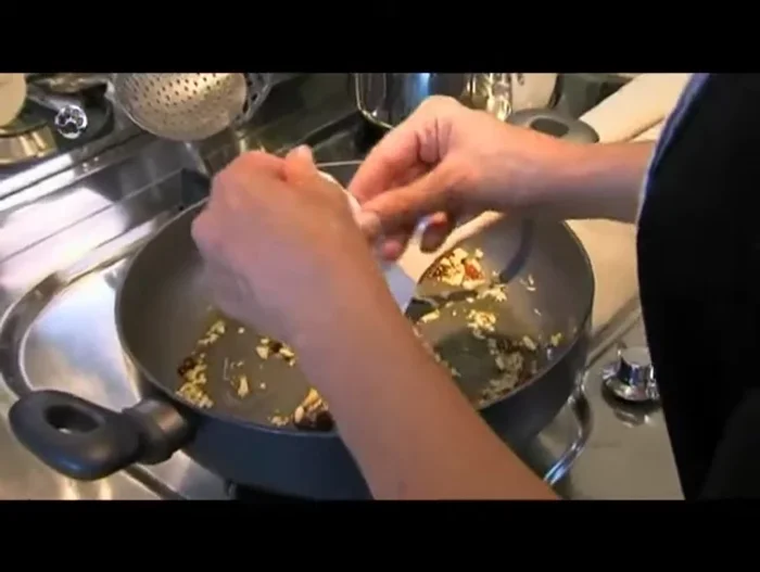 Aggiungere i pinoli e lo zafferano.