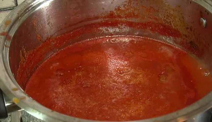 Aggiungiamo sale alla salsa di pomodoro e foglie di basilico a crudo a fiamma spenta.