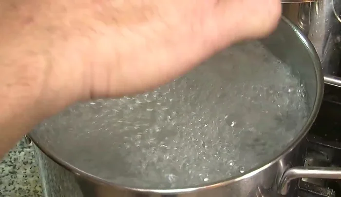 Cuociamo la pasta in acqua salata.