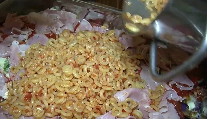 Aggiungiamo un altro strato di pasta, melanzane, e basilico.