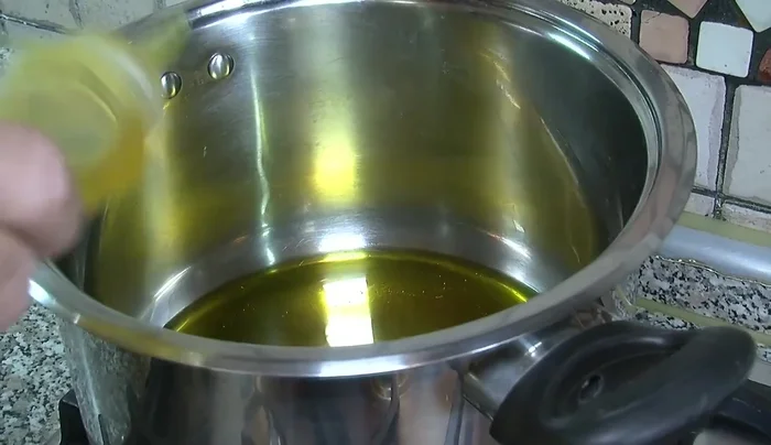 Mettiamo dell'olio in una pentola e facciamo soffriggere l'aglio. Una volta dorato, aggiungiamo la salsa di pomodoro.