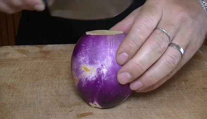 Prepariamo le melanzane tagliandole a fette e friggiamole fino a doratura. Scoliamo su carta assorbente.