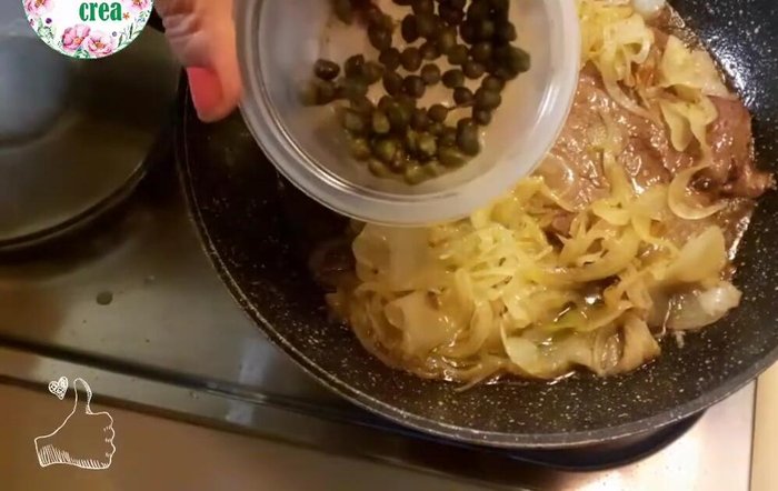 Aggiungere capperi e olive nere secche.