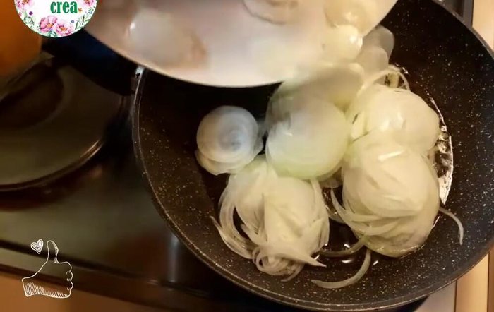 In una padella, far soffriggere le cipolle nell'olio caldo. Aggiungere un po' d'acqua se necessario per evitare che si brucino.