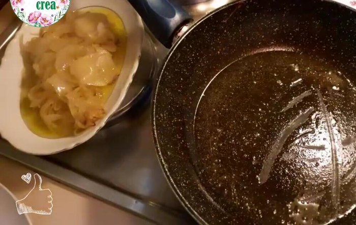 Aggiungere il fegato di vitello tagliato a pezzi nella padella con le cipolle.