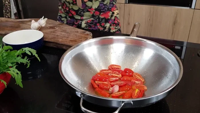 Aggiungere i pomodorini e cuocere a fuoco lento fino a quando sono leggermente ammorbiditi.
