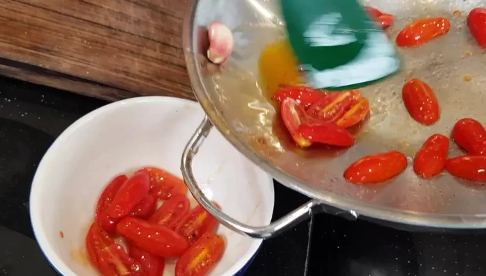 Togliere i pomodorini dalla padella, lasciando solo l'olio.