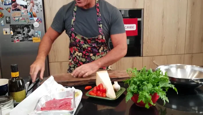 Tagliare i pomodorini a metà.