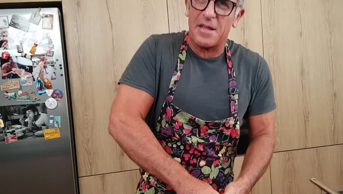 Pulire uno spicchio d'aglio (si può lasciare la camicia).