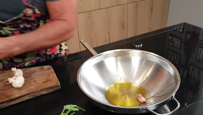 In una padella, aggiungere poco olio e l'aglio, lasciando insaporire.