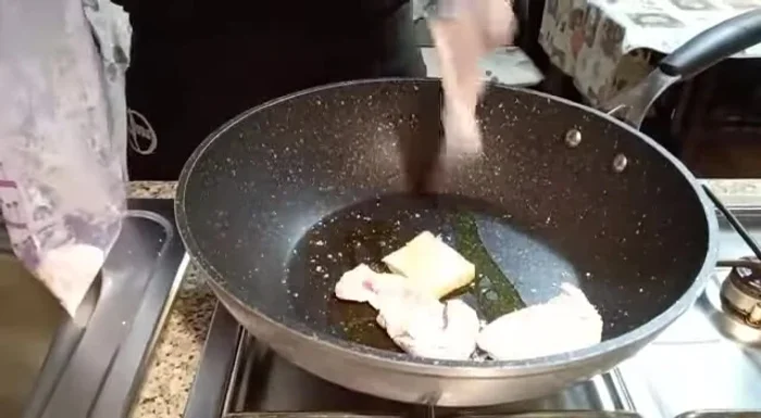 Aggiungete le scaloppine di vitello e fatele rosolare per un paio di minuti per lato a fiamma media, coprendo con il coperchio.