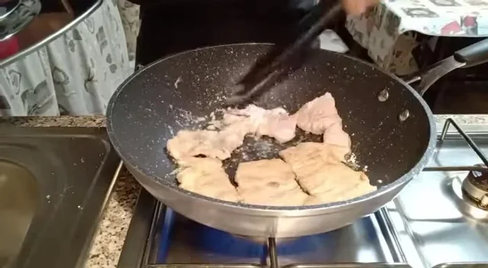 Girate le scaloppine e continuate la cottura a fiamma moderata per circa un minuto e mezzo.