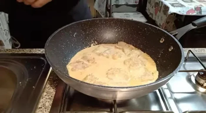 Aggiungete il composto di latte e curry alle scaloppine e fate cuocere per qualche minuto, regolando il tempo a seconda della consistenza desiderata del sughetto.