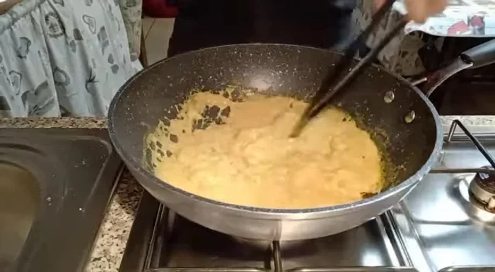 Dopo circa 2 minuti, abbassate la fiamma e verificate la cottura del sugo.