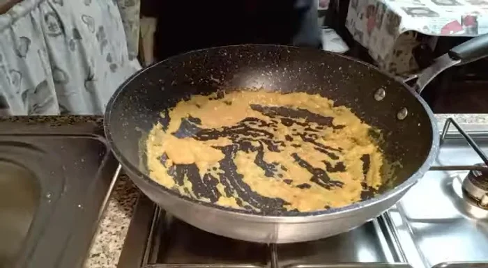 Servite le scaloppine al curry.