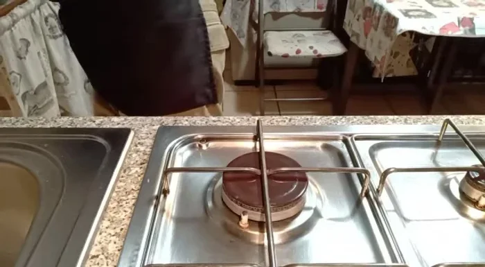 In una tazza, mescolate 1 tazza di latte con 1 cucchiaino di farina 00, 1 cucchiaino di curry in polvere e un pizzico di sale.